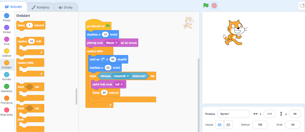 Ukázka programování ve Scratchi. Žák si vybírá z připravených bloků, řadí je za sebe, na berušce vpravo sleduje, jak se dle jeho pokynů  beruška hýbe. 